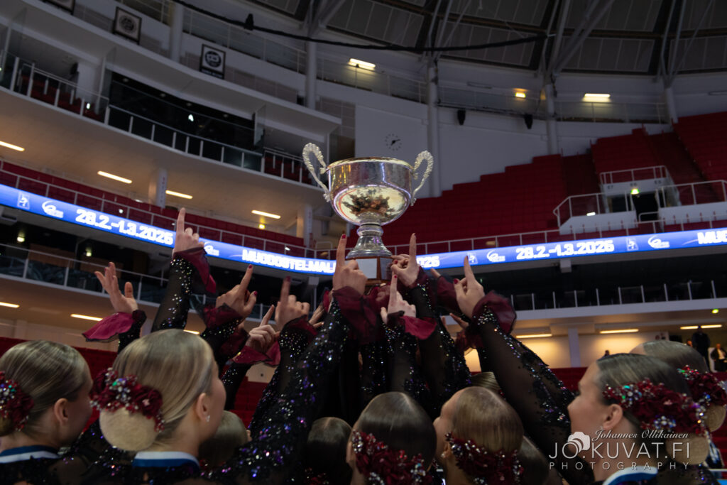 Joukkue juhlii SM kultaa 2026